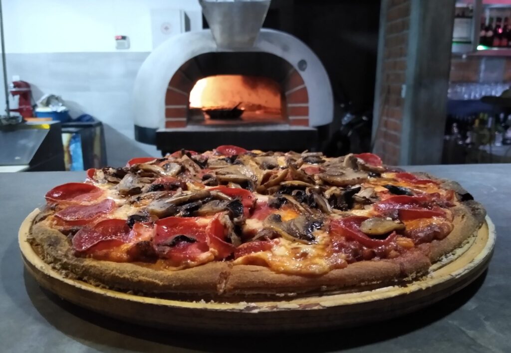 Pizza artesanal frente al horno